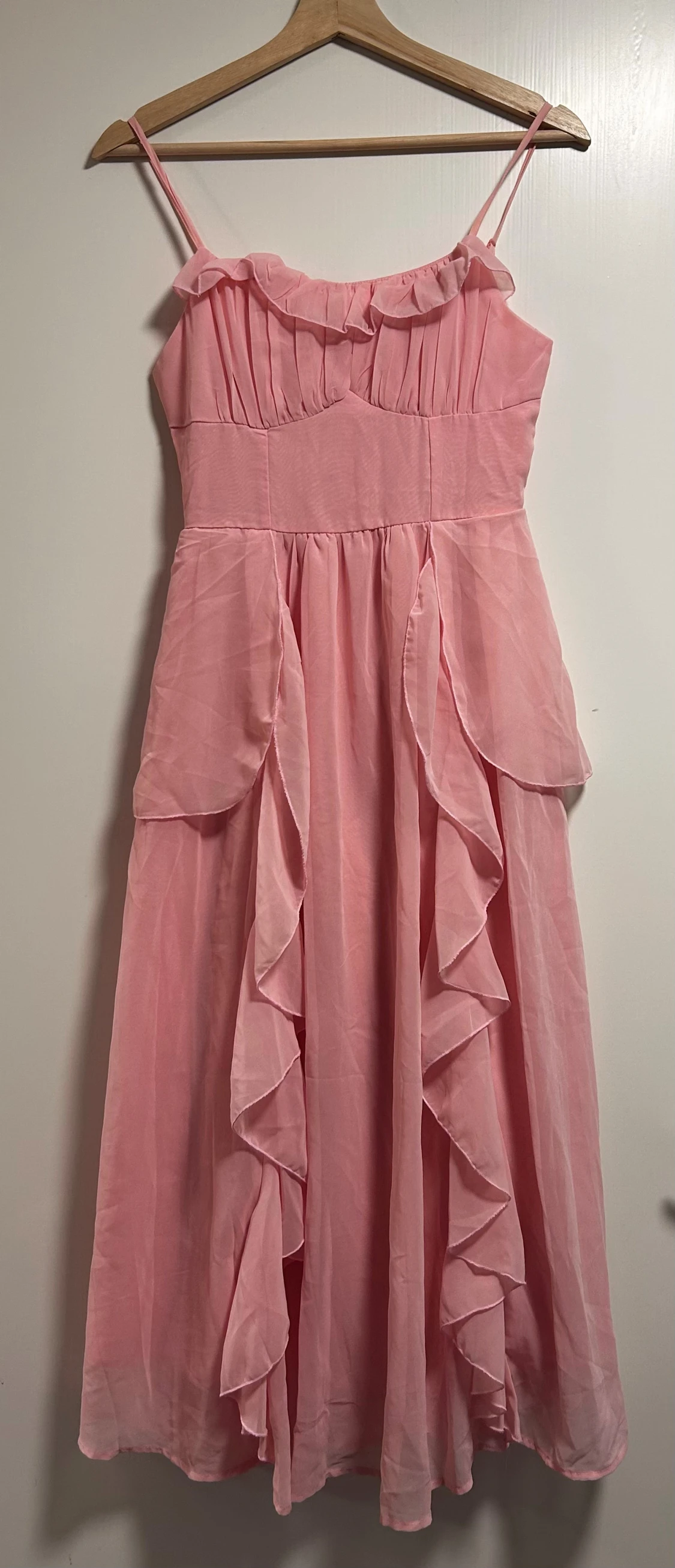 Lång rosa volangklänning med smala axelband