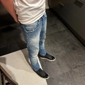 Dondup george - Säljer dessa tvär feta dondup george i storlek 30   Nypris på dessa är cirka 3000kr                                Bara att höra av sig vid minsta likla fundering