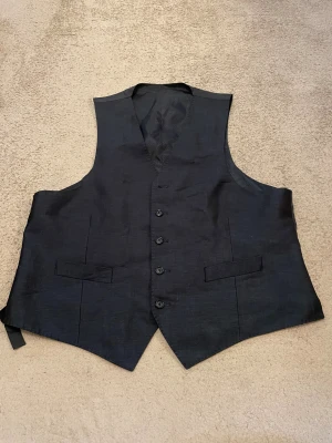 Svart topp/väst - Snygg svart topp/väst. Inga skador. 💕