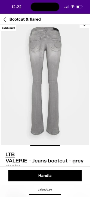 Grå bootcut jeans från LTB - Snygga grå jeans från LTB i bootcut-modell med klassisk femficksdesign och knappstängning. Jeansen har en lätt tvättad look och är tillverkade i mjukt denim-material som ger en skön passform. Skriv för frågor eller bilder på samt kan priset diskuteras!!