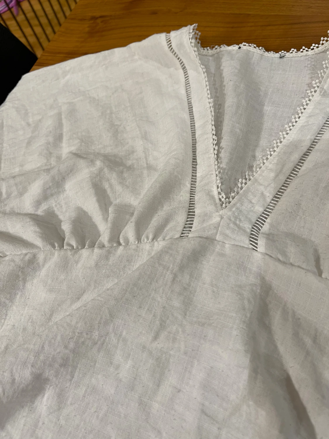 Vit blus i linne med spetsdetaljer - 1