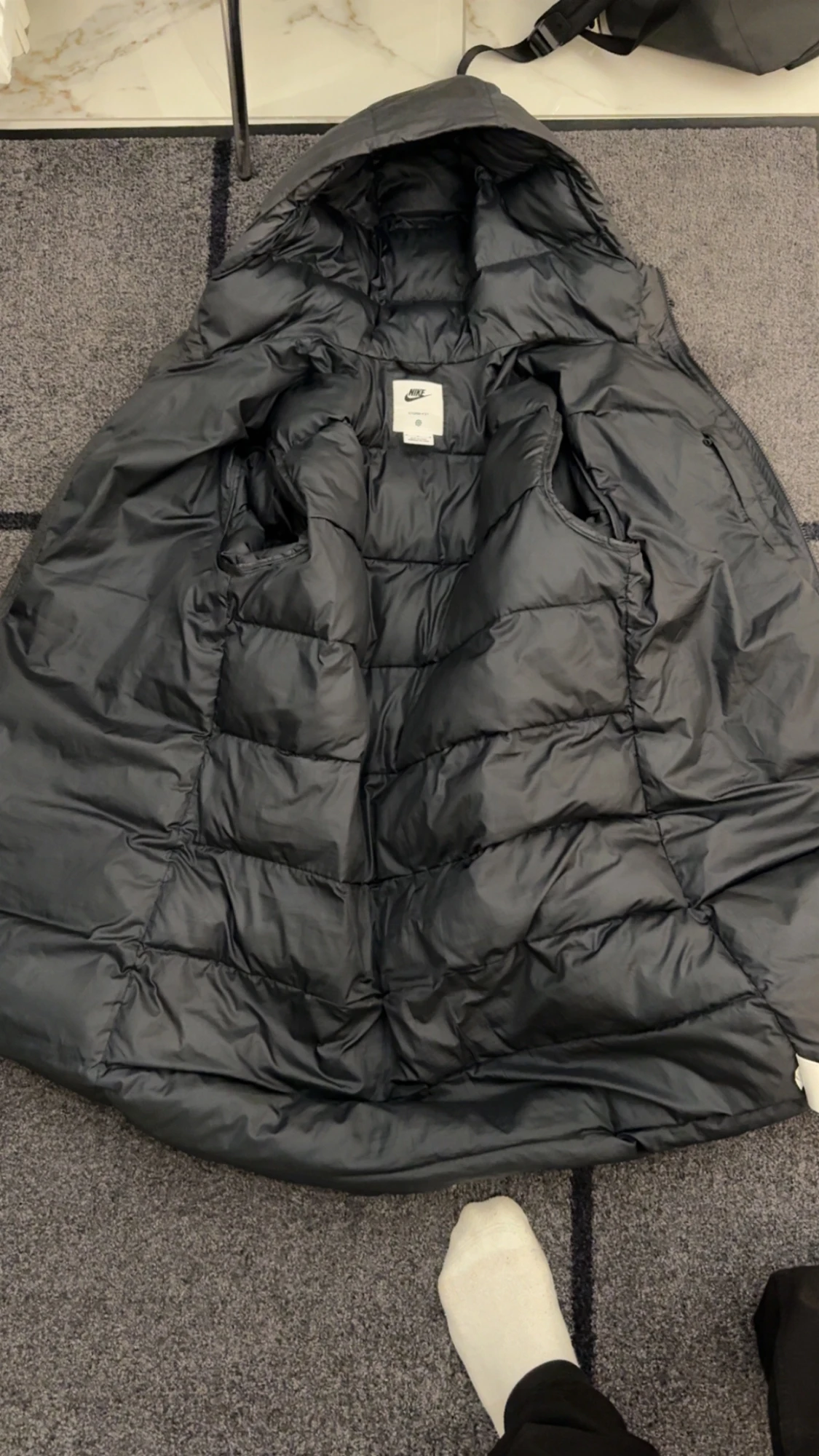 Svart lång dunjacka från Nike - 2