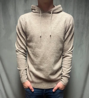 Kashmir/Merino hoodie - Beige Kashmir/Merino hoodie! Storlek M! Modellen är 177cm lång, passar längre! Endast testad, därför toppskick, inga defekter alls! Hör av dig vid frågor!🌟