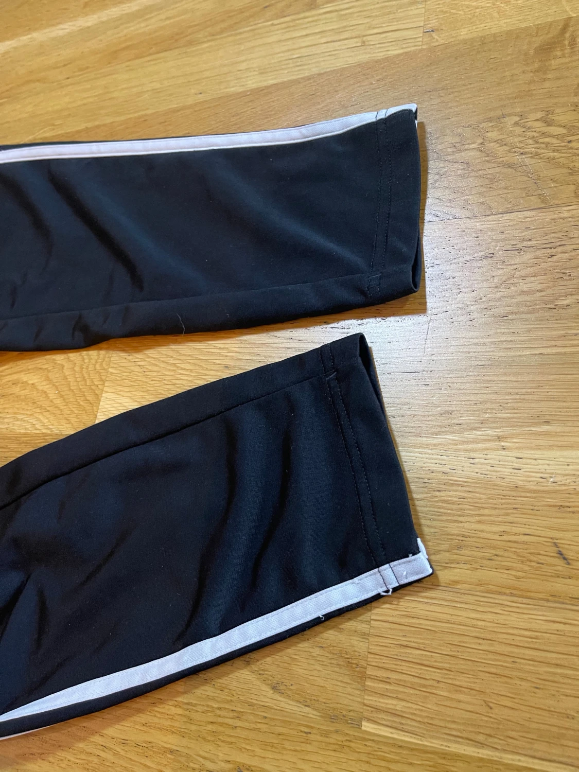 Svart Adidas set med vita ränder - 5