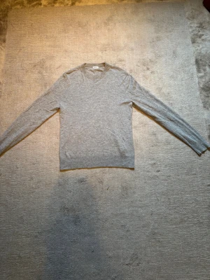 cashmere tröja - Säljer nu denna cashmere tröja från Filippa K i storlek S. Tröjan har två små hål som går att laga därför lågt pris. För frågor är det bara att höra av sig 