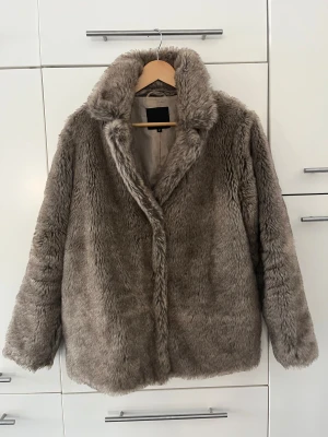 Beige pälsjacka från 157, stl M fast är stor i storleken - Säljer en fluffig och snygg beige pälsjacka från 157, dena färgen finns inte i nuvarande sortiment . Jackan har bred krage, helfoder och en riktigt mjuk känsla. Perfekt för dig som vill ha en varm och trendig look under kyliga dagar. Pris kan diskuteras 😊