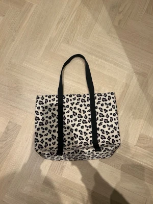 Väska  - Säljer denna jättefina väskan ifrån Kappahl pågrund av inte nån användning. Den är helt oanvänd så finns inte några tecken på användning.💕