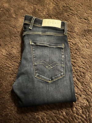 Mörkblå jeans från Replay - Säljer nu dem här feta replay jeansen i modellen anbass som är perfekta nu för vintern. Dem är storlek 31/32 och är i mycket bra skick. Hör av er om ni har några frågor!☺️