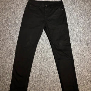 Svarta jeans från Prada W28 - Snygga svarta jeans från Prada med klassisk femficksmodell och raka ben. Jeansen har en stilren look med diskreta sömmar och svart läderpatch med Prada-logga bak i midjan. Perfekta för dig som gillar exklusiva märken och enkel design. Pris kan diskuteras. 😊