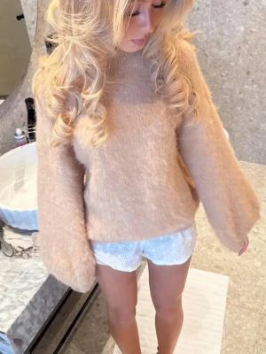 Jättefin stickad - Passar helt perfekt!! Lägg gärna prisförslag❣️nypris 1899💓💓