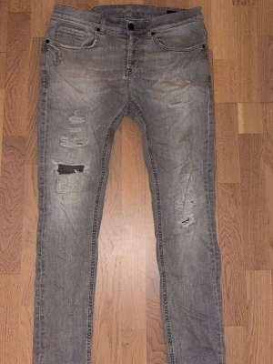 Dondup jeans - Snygga dondup jeans i mycket bra skick! Litet hål fixat hos skräddare så nu är de precis som vanligt! Storlek 32