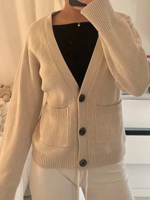 nelly kofta - beige kofta från nelly, bild från förra ägaren❤️