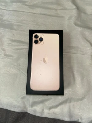 iPhone 11 Pro 64GB Guld - Perfekt skick på moblien! Inga fel eller färgskrapor samt förstörd glas. Pris kan diskuteras vid en snabb affär