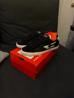 Diesel skor i svart - Hej! Säljer nu dessa sjukt snygga och bekväma diesel skorna då jag vill testa något nytt. Dom är i storlek 40 men passar även 41. Dom är använda och har nån lite repa på market och lite skav här och där men inte mer än vad du ser på bilderna! Skriv för minsta fundering:)⭐️