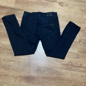 Svarta Nudie Jeans  - Ett par feta svarta Nudie Jeans. Storlek 29/32 !!