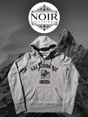 Grå hoodie från Abercrombie - Säljer denna sällsynta och mycket eftertraktade Abercrombie hoodien | Passar 165-175 | Mycket bra skick | Vid eventuella frågor hör gärna av dig och erbjuder bra pris vid köp av bundle😁✅