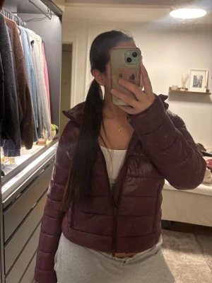 Vinröd pufferjacka - Säljer denna superfina trendiga vinröd pufferjacka i storlek M. Pris går att diskuteras!