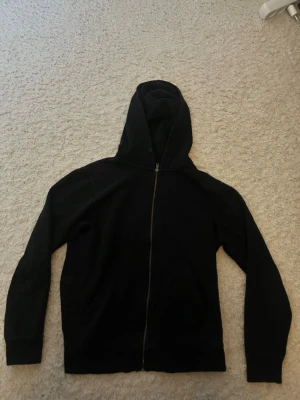 Zip hoodie från Jack and Jones  - Bra skick och bra att style med kläder. 