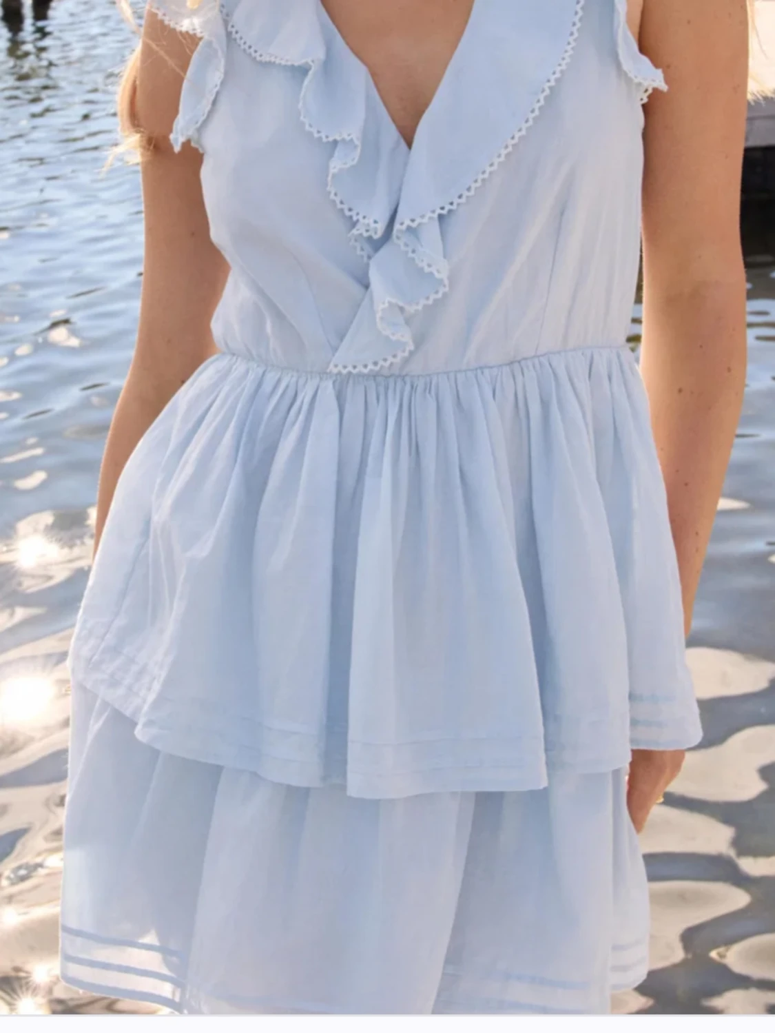 Ljusblå volangklänning med v-ringning