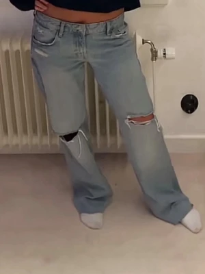 Zara Jeans  - Säljer dessa super snygga och populära jeans från Zara! Hör av dig om frågor, använd fåtal gånger så i nyskick! Postar snabbt 🔥❤️