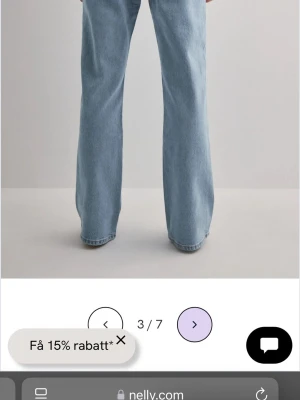 Ljusblåa raka jeans från Nelly - Använda enstaka gånger.Säljer ett par ljusblåa raka jeans från Nelly med hög midja och klassisk femficksdesign. Jeansen har en avslappnad passform och är tillverkade i ett mjukt denimtyg. Perfekta för en trendig och bekväm look.