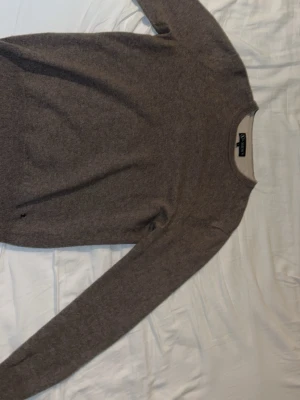 Brun stickad tröja från Lagency - Snygg merino ull tröja perfekt till vinter och vår väder, säljer pga att jag växt ur den vilket är lite tråkigt. Priset kan diskuteras vid snabb affär, hör av er vid mer frågor