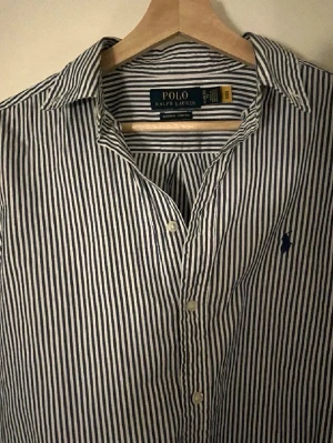 Ralph Lauren Skjorta  - Säljer denna skitsnygga raulph lauren skjortan till sommaren i storlek M/S. Skick 9/10 och bara hör av er vid funeringar!!