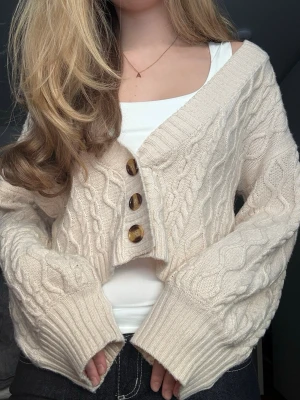 Stickad kofta  - Beige stickad kofta med knappar🥰🥹
