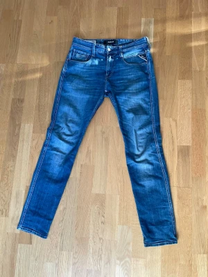 Replay jeans - Säljer ett par blåa Replay jeans anbass i slim fit, i storlek W29 L32. Pris 599. Skriv vid funderingar, pris kan diskuteras