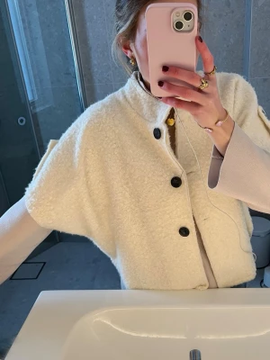 cape - Trekvartsärmad jacka tidigare köpt på Plick står ingen storlek men skulle säga att den passar xs,s,m