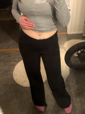 Svarta vida kostymbyxor från Weekday  - Säljer ett par svarta kostymbyxor med mid waist och raka, vida ben. Byxorna har en klassisk look och passar perfekt till en trendig outfit. Materialet ser ut att vara mjukt och följsamt, vilket ger en snygg siluett. Ingasynliga detaljer eller märke. Använt en gång. Ordinare pris 590kr, öppen för förhandling.