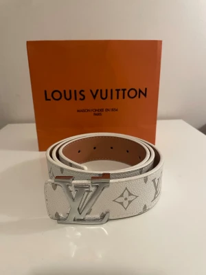 Bälte  - Säljer ett stilrent vit bälte med deras ikoniska mönster. Kommer i originalförpackning. Helt ny aldrig använd. OBS PRIS KAN DISKUTERAS OCH SKRIV FÖR FLERA BILDER.