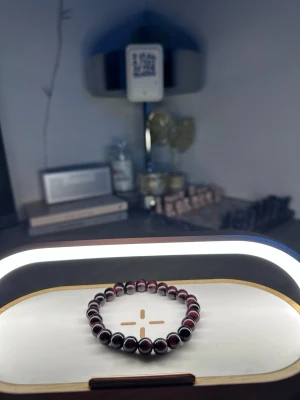 Brunt armband - Tja säljer helt nya armband från Bältgallerian. Dem alla är i strechigt material men kan inte streckas ut för långt. Dem passar från 10 år plus. Vid köp av flera blir priset billigare och om du gillar så finns det flera att välja mellan. Säljer både knäcki och vanlig pärlarmband Samt bälten.