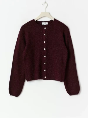 Vinröd stickad kofta från Gina tricot - Mysig vinröd kofta från Gina tricot i stickad material med rund hals och silvriga knappar framtill. Koftan har en croppad passform och långa ärmar, perfekt att slänga på över en t-shirt eller linne. Enkel och stilren design som funkar till många looks.