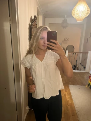 Vit blus  - Vit blus från gina young i stl 170. Har sytt ihop öppningarna för armarna lite. Bra skick för övrigt. 