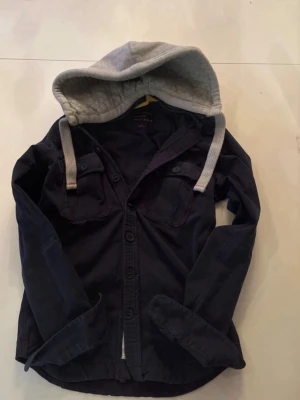 Superdry hoodie - Tja! en sjukt snygg och sällsynt superdry cardigan/hoodie. passar till allt väldigt stilren. väldigt bra skick.