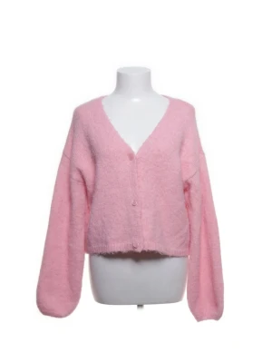 Rosa stickad kofta - Rosa stickad kofta från pieces i storlek S. Den är köpt på sellpy och säljer då den inte kommer till användning. Pris kan diskuteras🩷