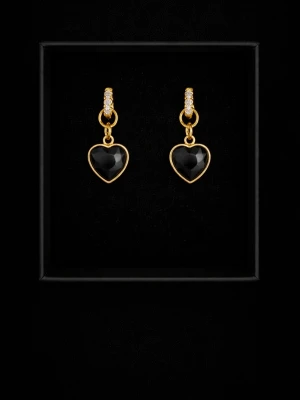 Guldörhängen med svarta hjärtan - Snygga örhängen i guldton med hjärtformade svarta stenar och gnistrande små stenar på hängen. Hjärtana har en facettslipad yta som ger extra bling. Perfekta för dig som vill ha en elegant men ändå trendig look.