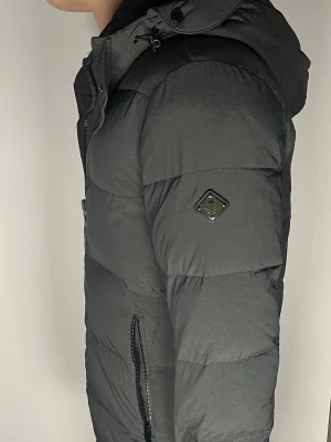 J.Lindeberg jacka - Säljer en riktigt snygg och trendig J.Lindeberg jacka i fint, storlek S, vid frågor är det bara att skriva //Gramenti