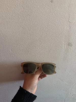 Beige solglasögon från repsol - Snygga solglasögon med beige, halvtransparent båge och mörka rektangulära glas. Klassisk modell som passar till många stilar. Pris går att diskutera vid snabb affär 