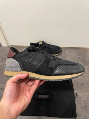 Valentino Rockrunners - Feta Valentino Rockrunners. Storlek 41. De är lite slitna framme vid tårna annars bra skick. Dustbags och extra snören följer med. Pris kan diskuteras!