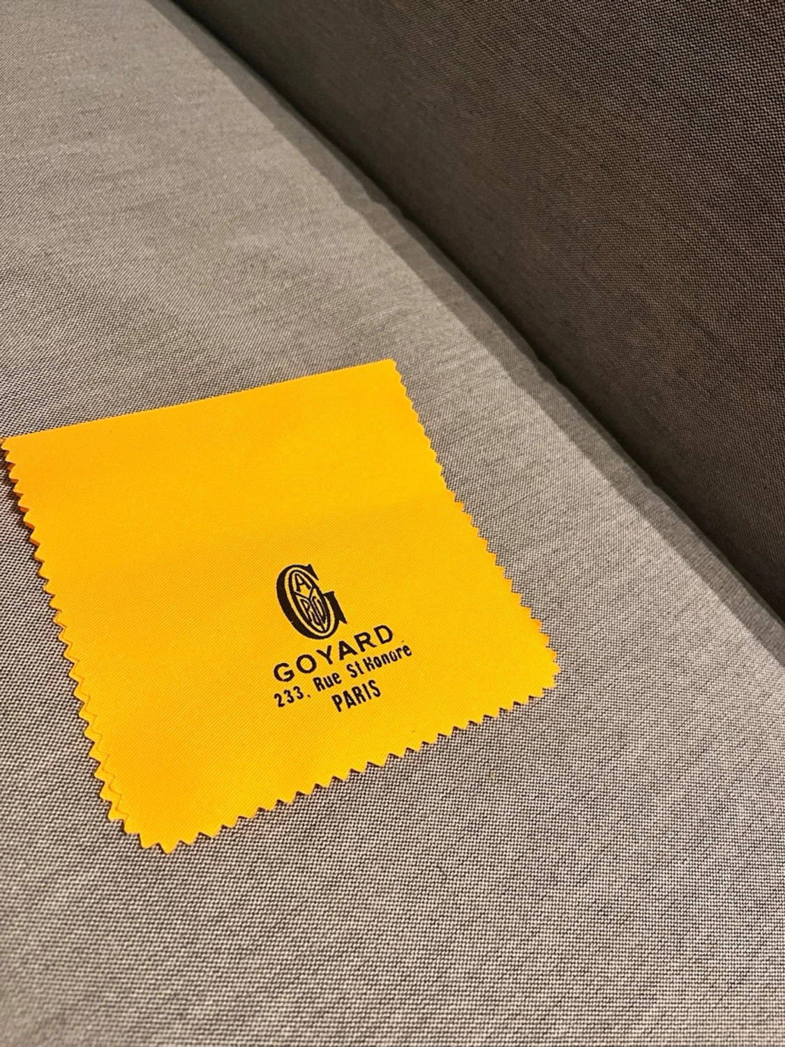 G korthållare i svart och grått - 1