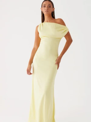 Ljusgul långklänning one shoulder - Snygg ljusgul långklänning med one shoulder och  drapering över axeln. Klänningen har en figurnära passform och är perfekt för dig som vill sticka ut med en stilren look. Säljer då jag beställde 2 st storlekar. Perfekt till sommaren, balen eller andra tillfällen💛