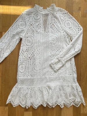 Vit spetsklänning med volang - Såå populär och eftertraktad klänning från h&m! Så fin till studenten! Kan mötas upp i Göteborg eller frakta genom plick 😇
