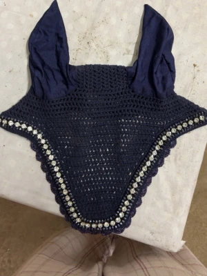 Marinblå huva till häst - Snygg marinblå huva till häst från Kentucky med virkade detaljer och glittrig kant. Öronen är gjorda av strechtigt material. storlek FULL