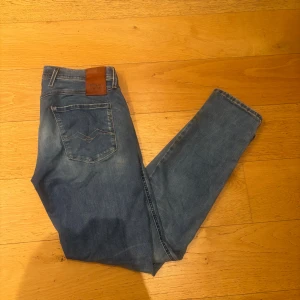 Replay Anbass jeans  - Säljer ett par unika replay jeans i modellen Anbass, en av de nyare modellerna med qr kod!, väldigt fräscha med unika slitningar samt tvätt, bäst pris på marknaden samt väldigt ovanliga så hör av er !❤️❤️