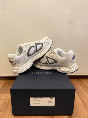 Dior B30 vita sneakers - Säljer ett par Dior B30 sneakers i vit/beige. Stilrena och fräscha, perfekt både till vardag och finare outfits.  • Storlek: 44 • Färg: Vit/Beige • Skick: Mycket fint skick • Tillbehör: Box & dustbag ingår