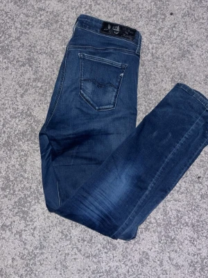 Mörkblå jeans med broderad bakficka - Pris 299 skriv om funderingar 