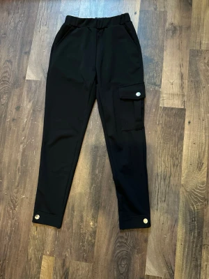 Byxor med äkta fickor  - Figurnära. Köparen står för frakten!   