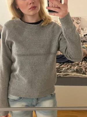Grå stickad tröja - Den är från Vero Moda och sticker inte alls💕Jättemjukt material och mysig